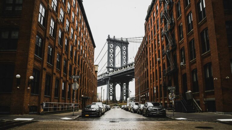 brooklyn bridge in new york between two buildings
