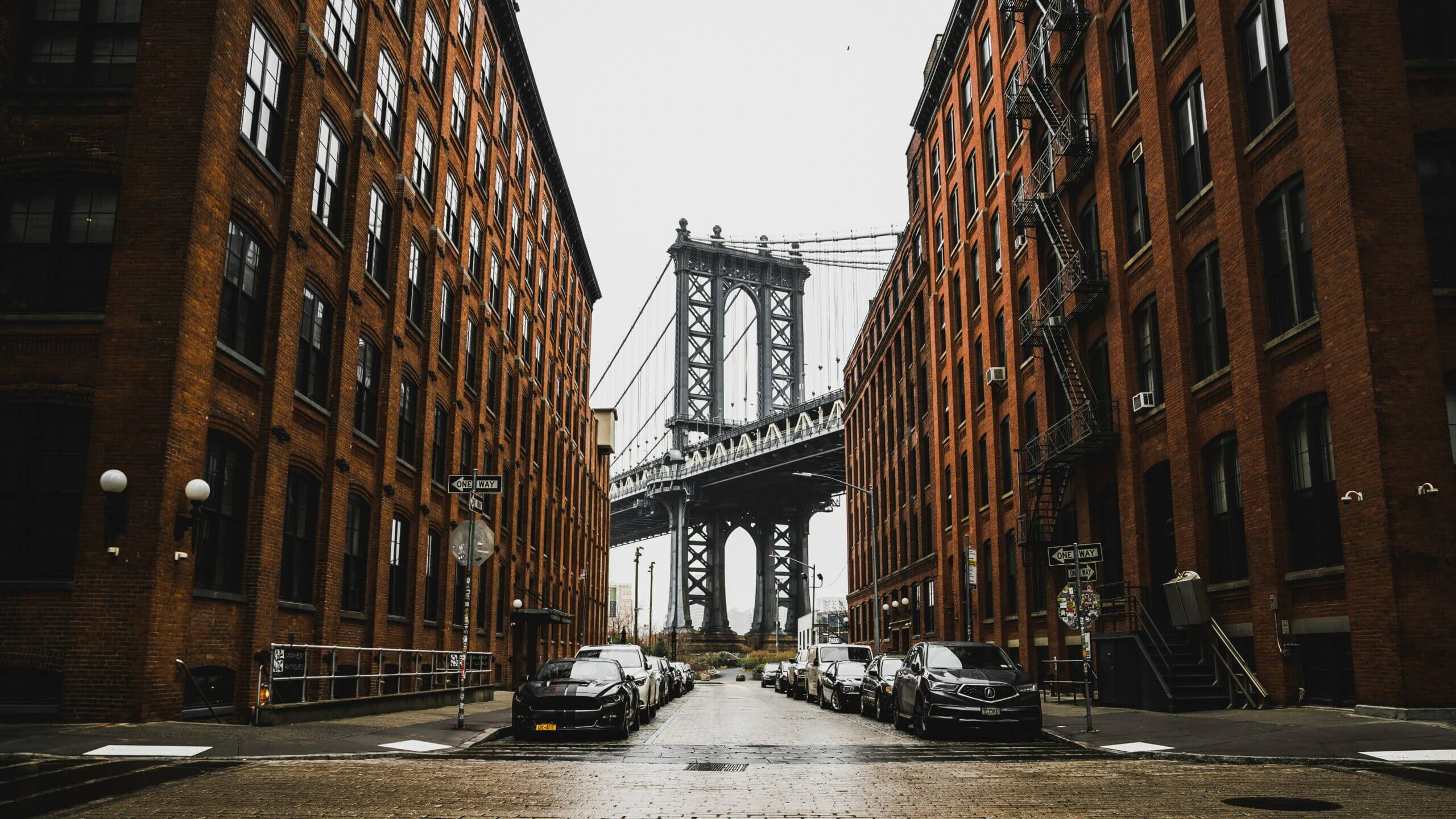 brooklyn bridge in new york between two buildings